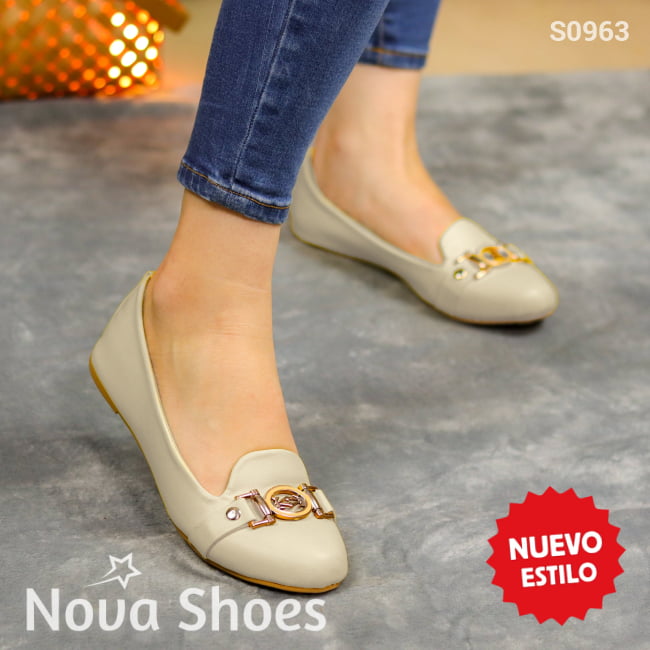 Zapatos Cerrados Con Toque Brillante: Elegancia Clásica En Cada Paso Beige / 35 Normal