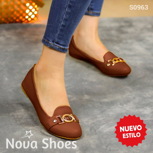 Zapatos Cerrados Con Toque Brillante: Elegancia Clásica En Cada Paso Cafe / 35 Normal